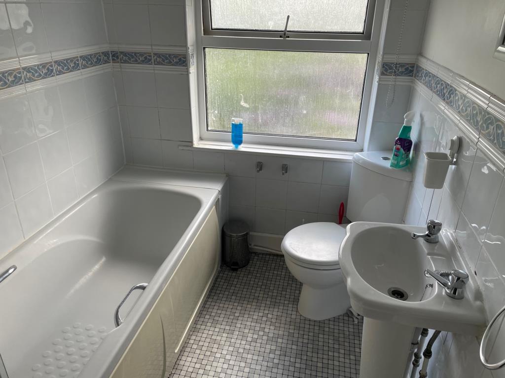Lot: 56 - MID-TERRACE HOUSE IN POPULAR LOCATION - bathroom